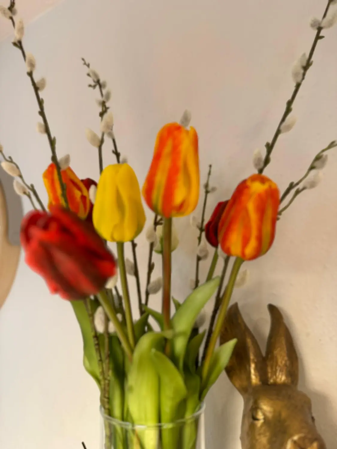 Ergotherapie Obstallee, Blumen in Vase und goldene Farbe Hase Dekoration
