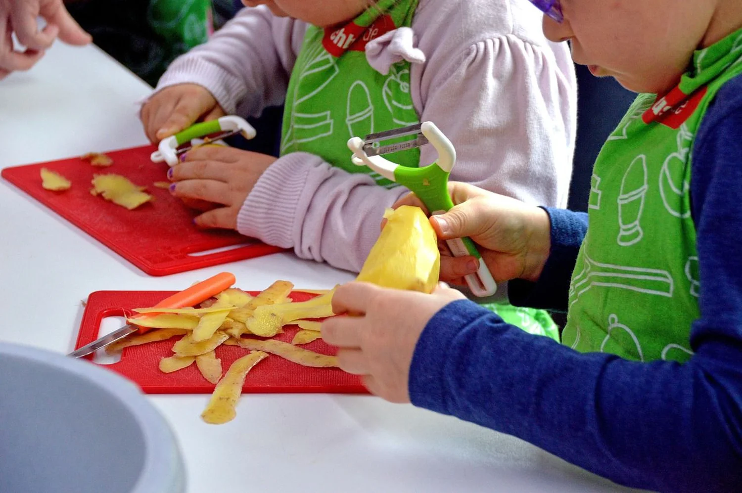Ergotherapie Obstallee, Kinder schälen die Kartoffeln`